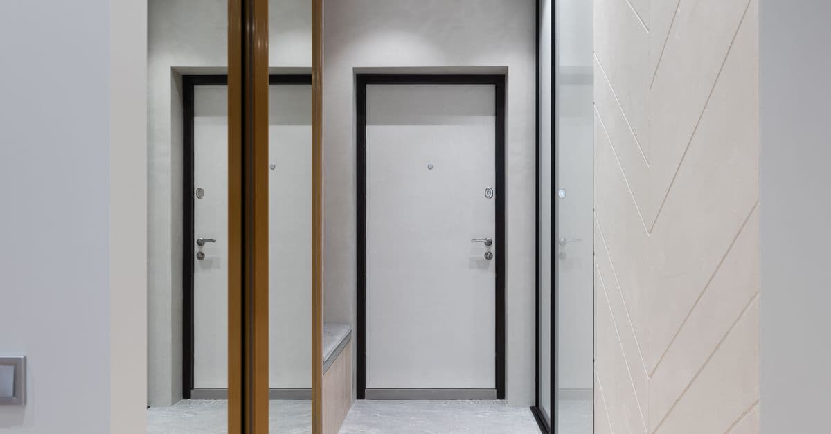 Máy bán nước sạch tự động hiện đại đặt tại sảnh khu dân cư mới, cung cấp nước uống tiện lợi.