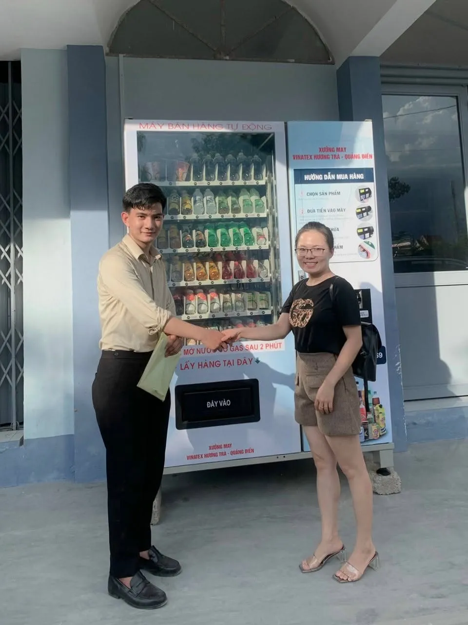 Đại diện TSE Vending bắt tay bàn giao máy bán nước tự động cho khách hàng tại xưởng may