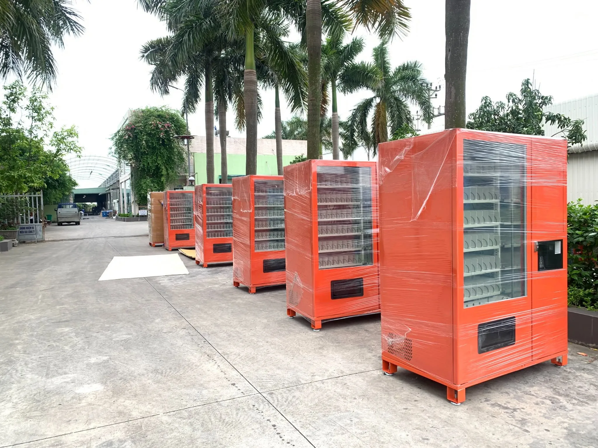 Dãy máy bán hàng tự động mới tại xưởng TSE — lựa chọn an toàn hơn máy cũ thanh lý