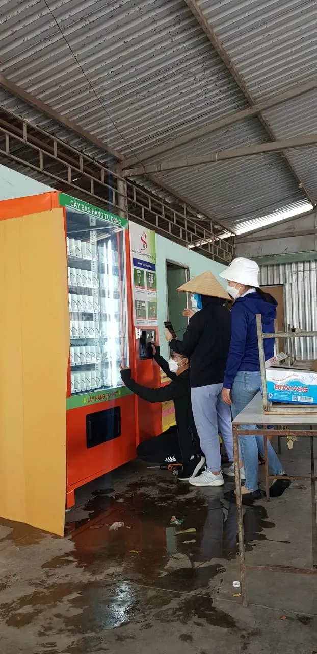 Lắp đặt máy bán hàng tự động dưới mái tôn, người dân đến mua