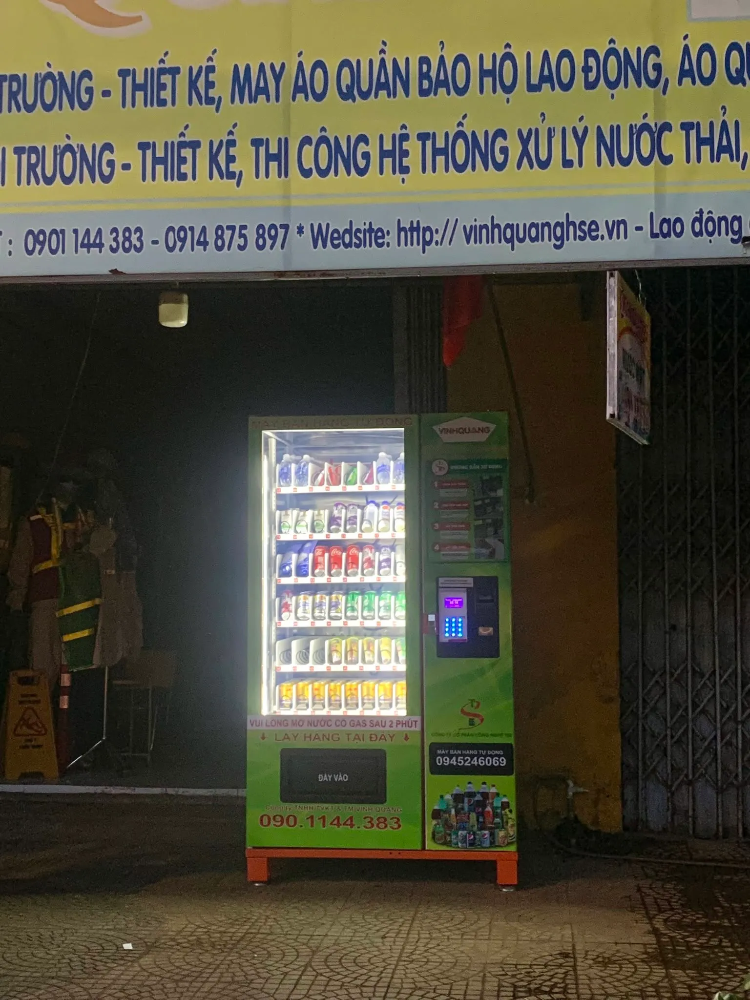 Máy bán hàng tự động sáng đèn ban đêm trước cửa hàng