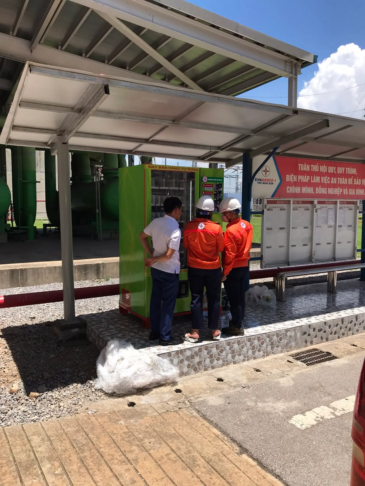 Máy bán hàng tự động và tủ locker lắp tại nhà máy có mái che năng lượng mặt trời