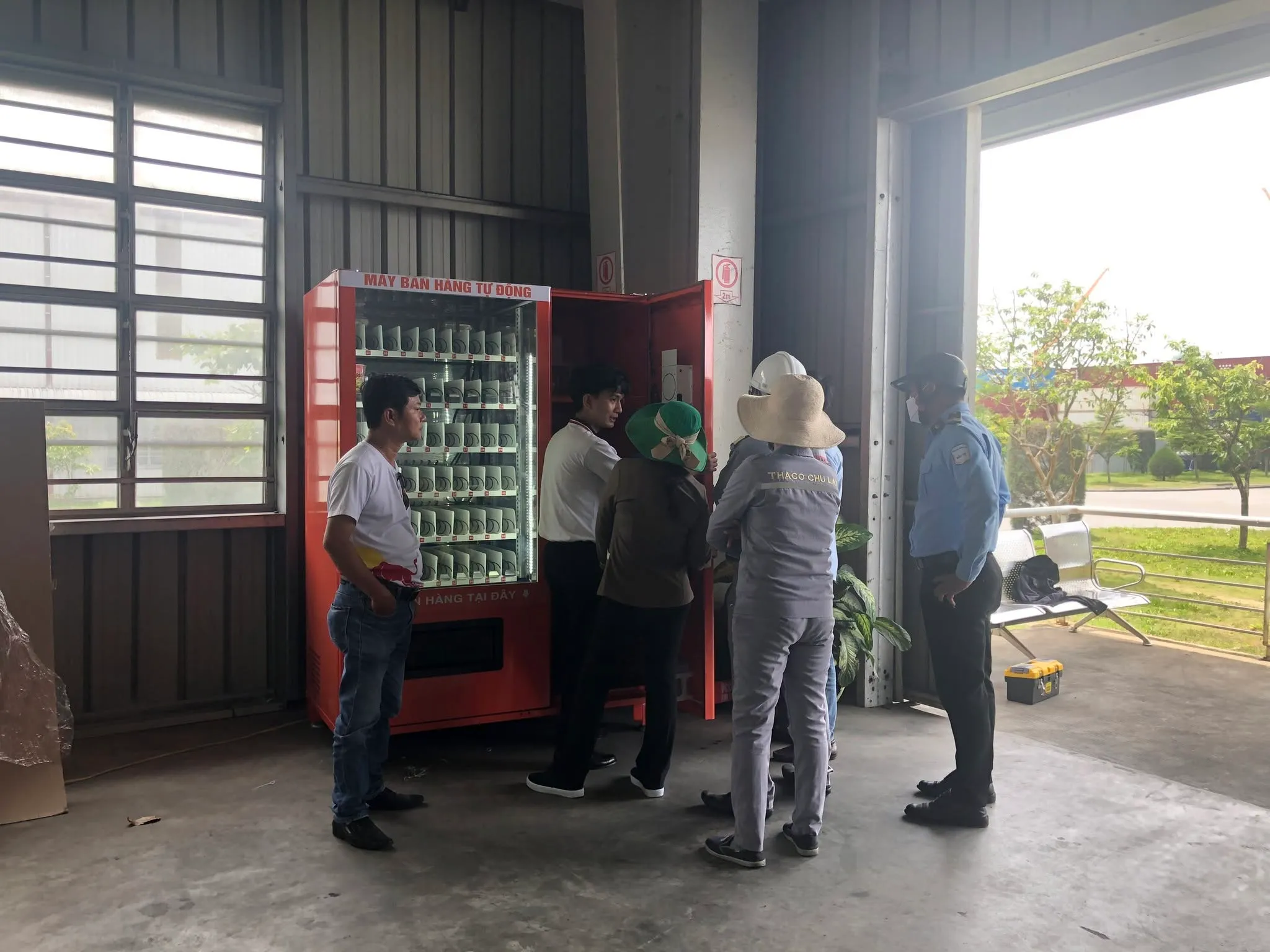 Lắp đặt máy bán hàng tự động trong nhà máy, có kỹ thuật viên và bảo vệ
