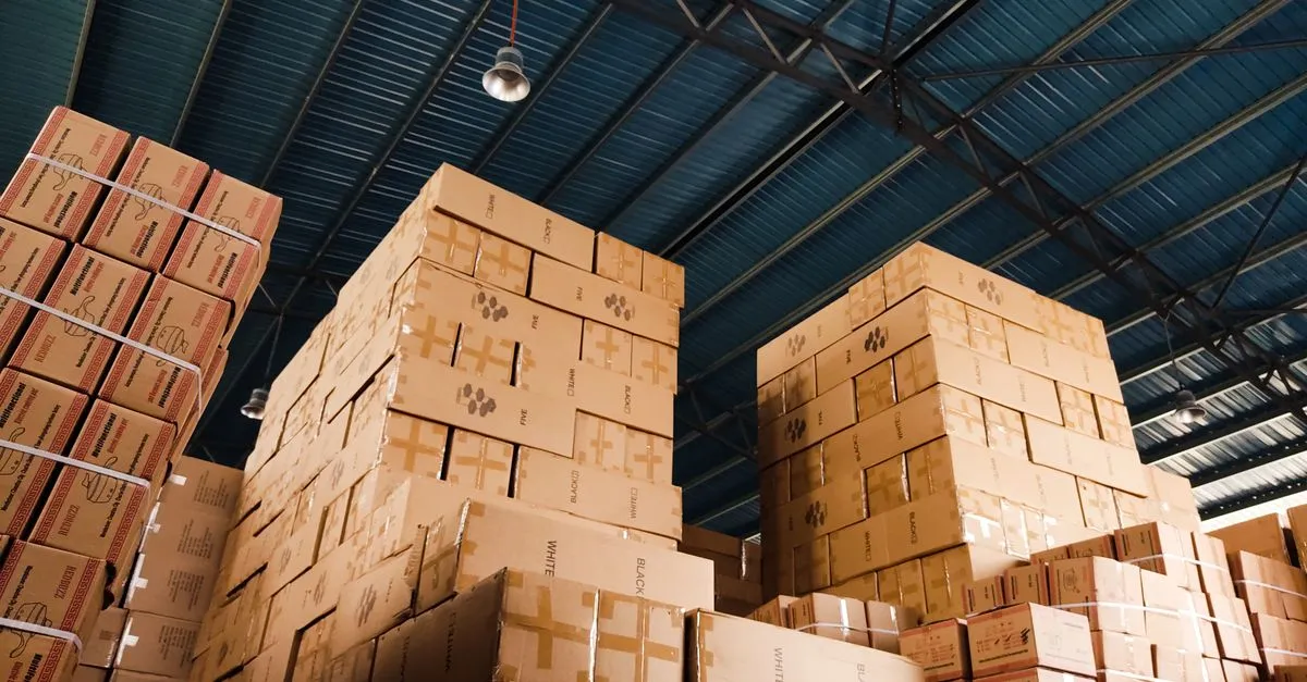 Tủ locker thương mại điện tử tại chung cư với logo Shopee và Lazada tích hợp màn hình