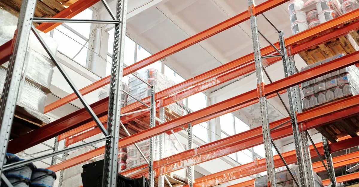 Tủ locker thông minh trong kho hàng logistics với nhân viên kho lấy thiết bị bảo hộ