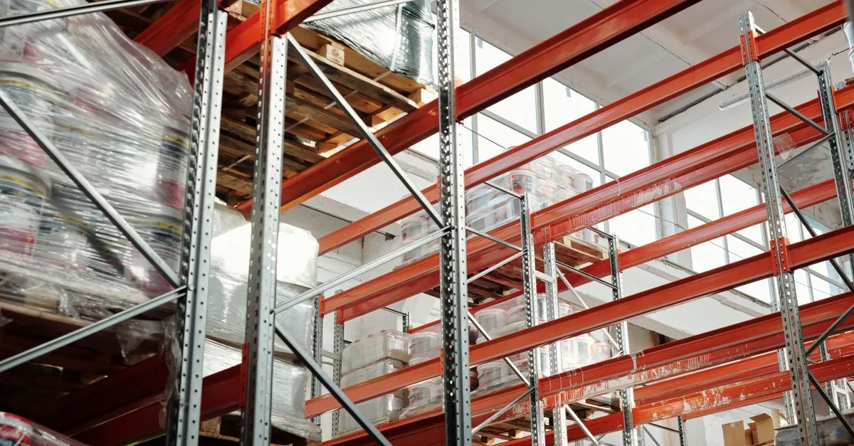 Hành lang nhà kho self-storage với các ô lưu trữ khác nhau kích thước có khóa điện tử