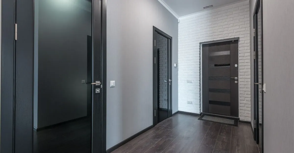 Shipper đang giao hàng vào tủ locker chung cư thông minh với màn hình nhập thông tin