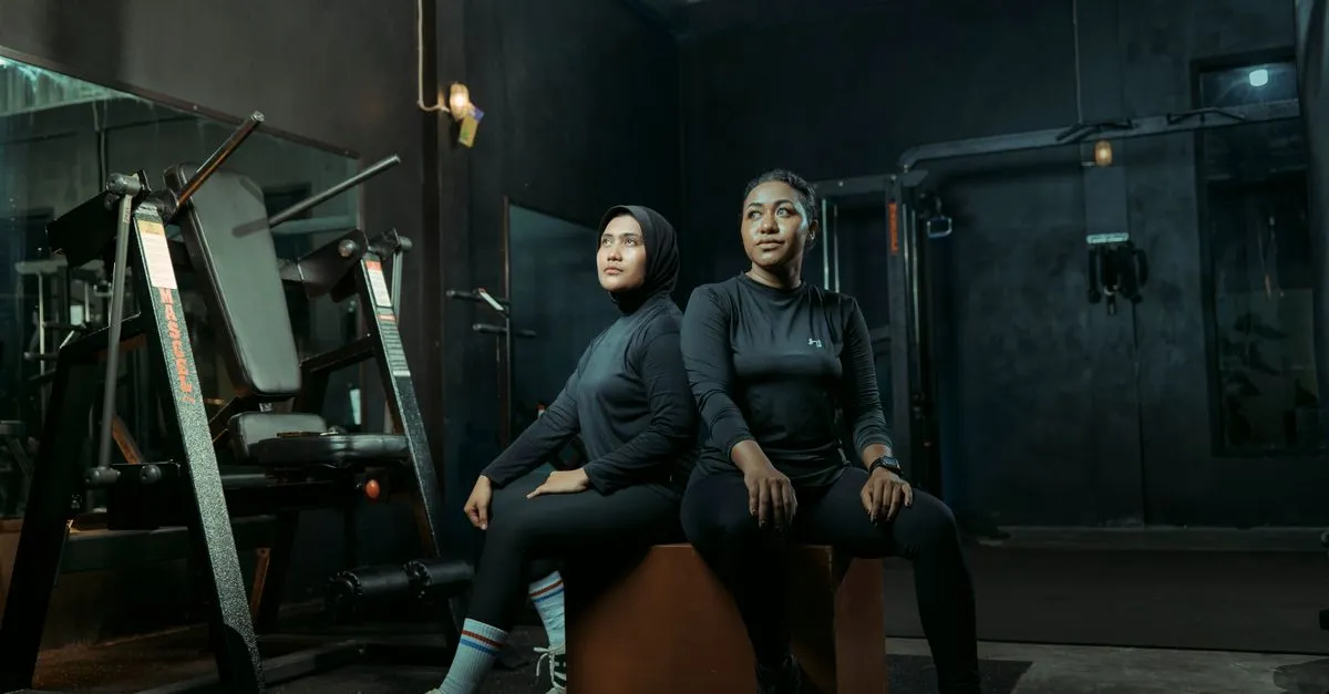 Hàng tủ locker thông minh hiện đại trong phòng thay đồ phòng gym cao cấp với màn hình điện tử