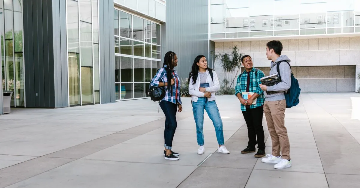Tủ locker sạc thiết bị điện tử thông minh tại trường học với nhiều ô đang cắm điện thoại và laptop