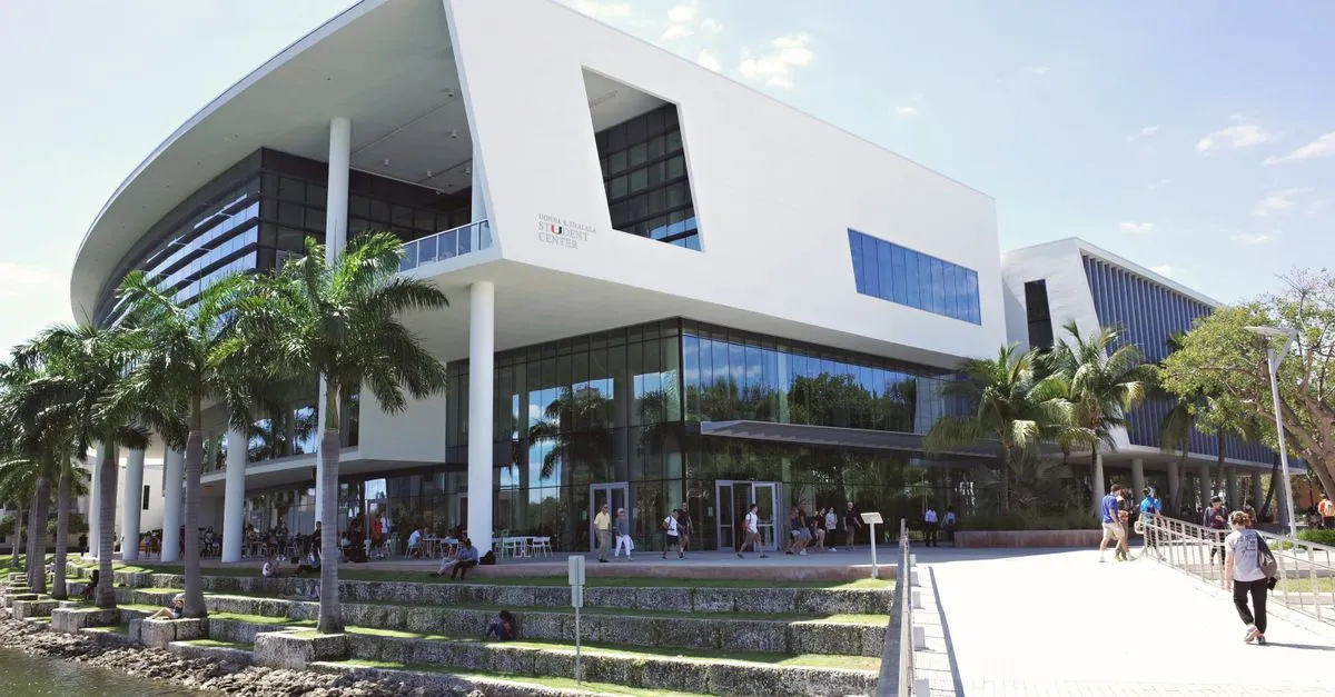 Sinh viên đại học sử dụng tủ locker thông minh trong khuôn viên campus hiện đại