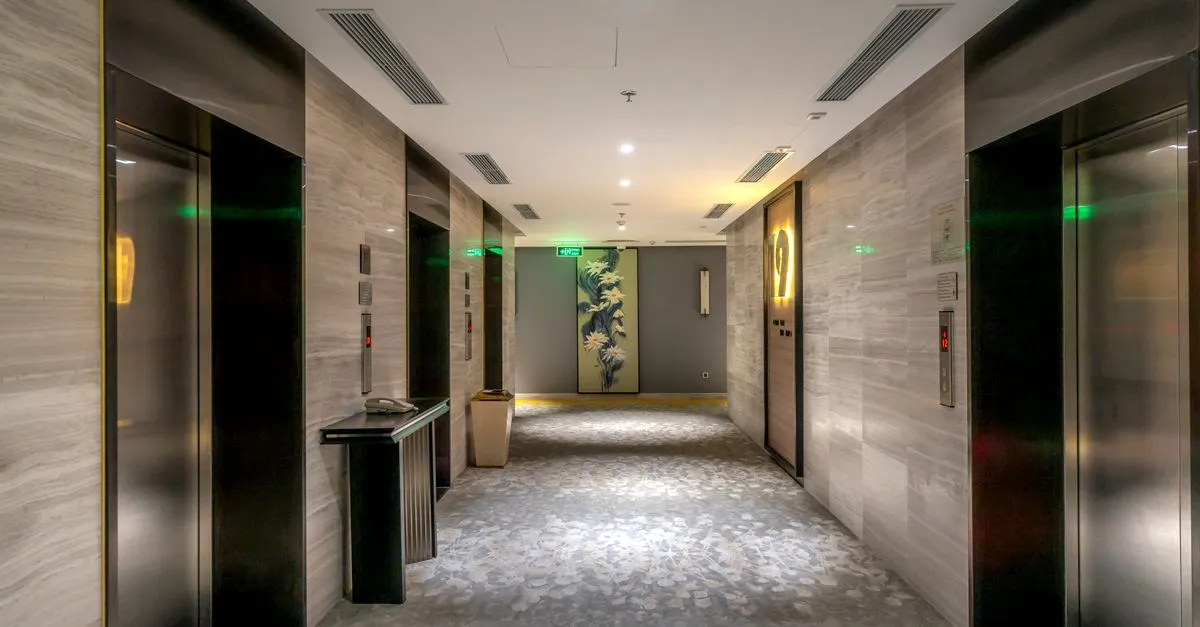 Hình ảnh so sánh tủ locker thông minh hiện đại và dãy thùng thư truyền thống trong bối cảnh chung cư, làm nổi bật sự khác biệt về tính năng và hiệu quả quản lý bưu kiện.