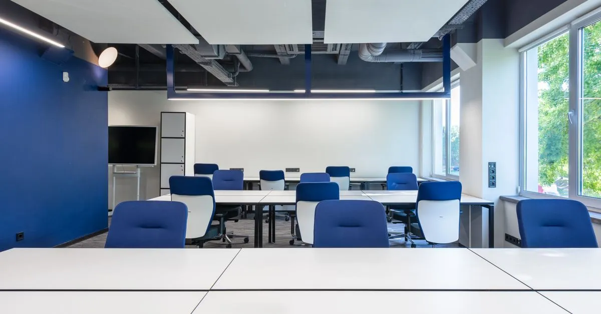 Dãy tủ locker thông minh màu trắng tối giản trong văn phòng hiện đại với nhân viên sử dụng