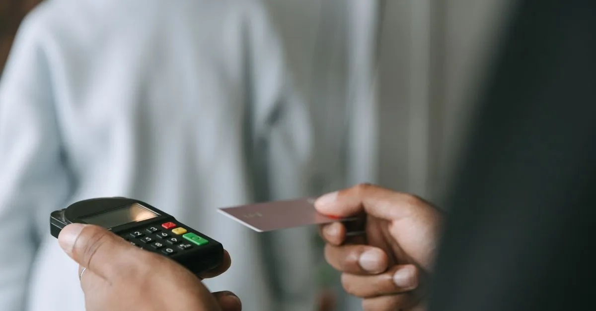 Máy Bán Hàng Tự Động Nhận Diện Tuổi: Công Nghệ Bán Hàng Người Lớn Hợp Pháp