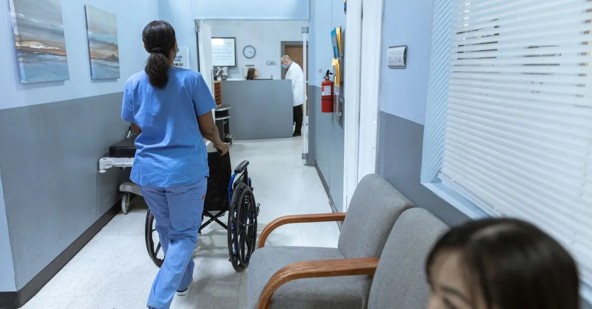 Máy bán hàng tự động hiện đại đặt tại hành lang bệnh viện sạch sẽ cho nhân viên y tế