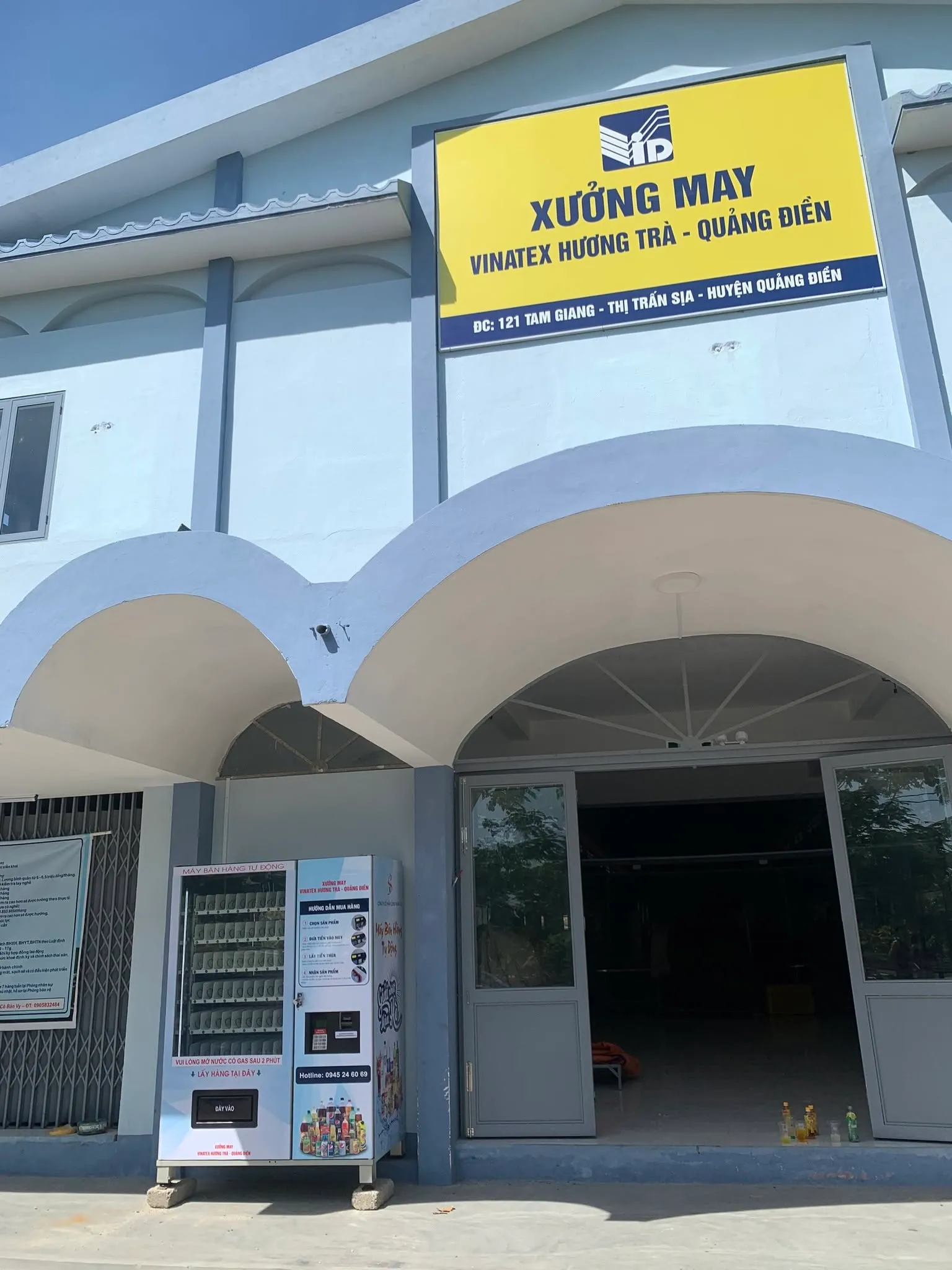 Máy bán hàng tự động đặt trước cổng xưởng may Vinatex Hương Trà - Quảng Điền