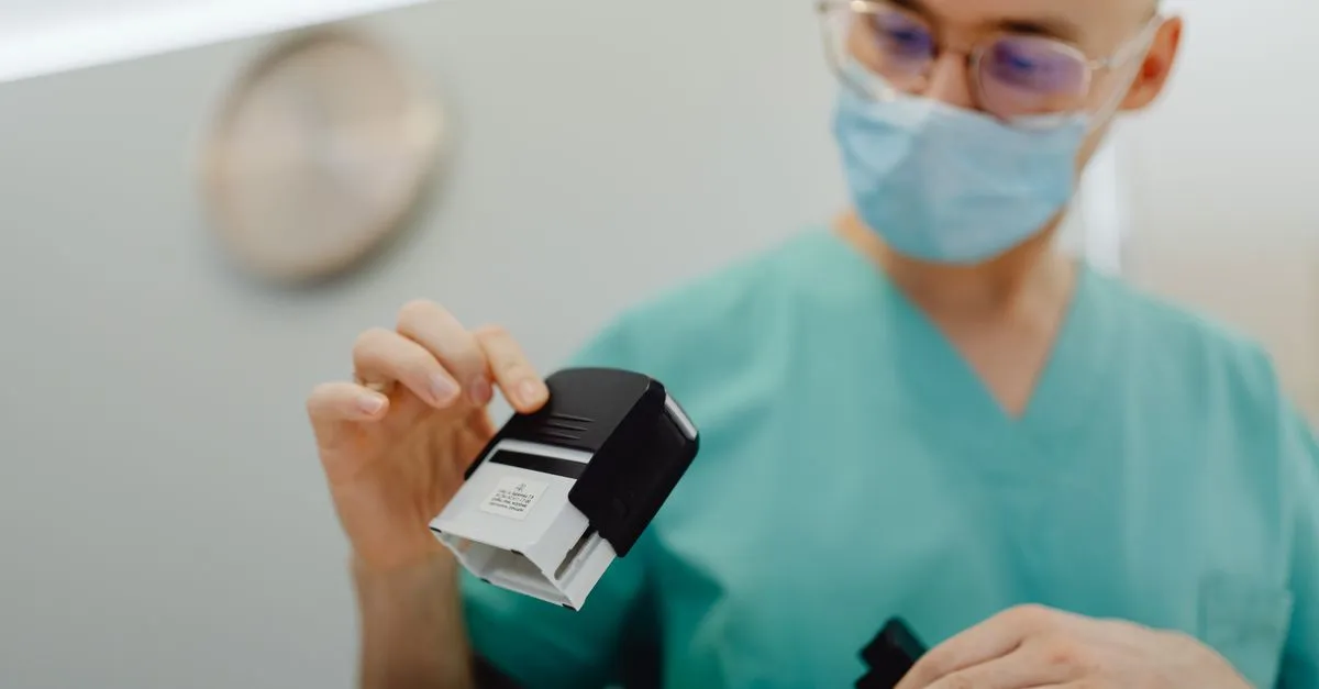 Máy bán hàng tự động với các chai nước ép trái cây màu sắc rực rỡ trong tủ lạnh