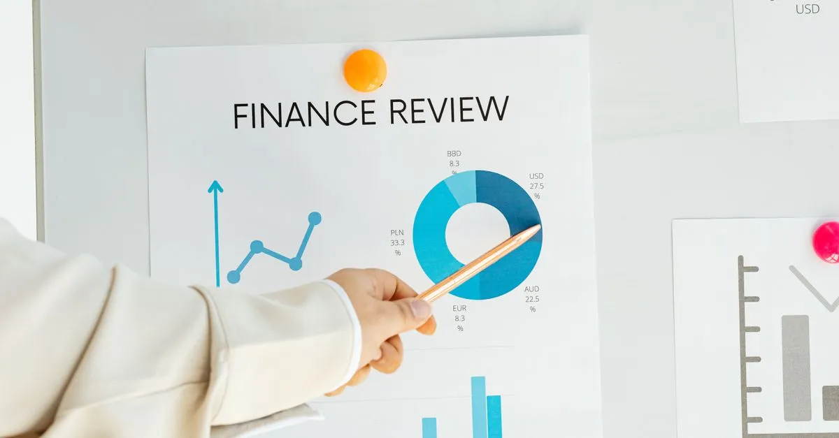 Biểu đồ phân tích dữ liệu bán hàng trên màn hình dashboard với số liệu và xu hướng