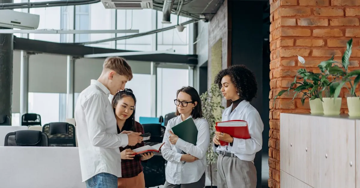 Hình ảnh một giao diện phần mềm hiển thị trạng thái các ô tủ locker thông minh, minh họa việc tích hợp API
