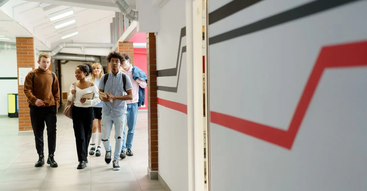 Dãy tủ locker 12 ngăn màu xanh xám trong hành lang trường trung học