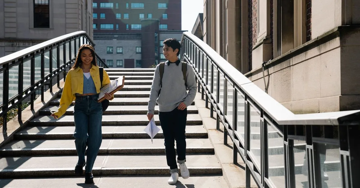 Dãy tủ locker màu sắc rực rỡ ở chiều cao phù hợp trẻ em tại hành lang trường tiểu học