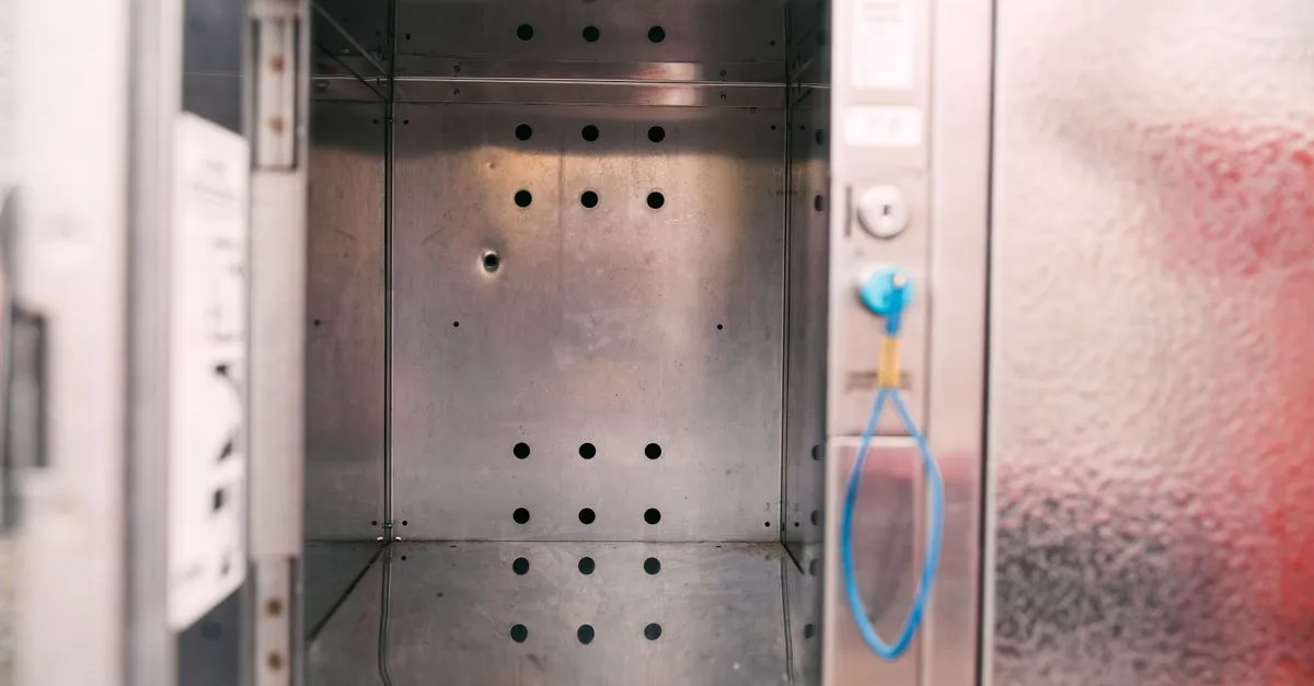 So sánh bề mặt tủ locker inox 304 và inox 201 với môi trường sử dụng khác nhau