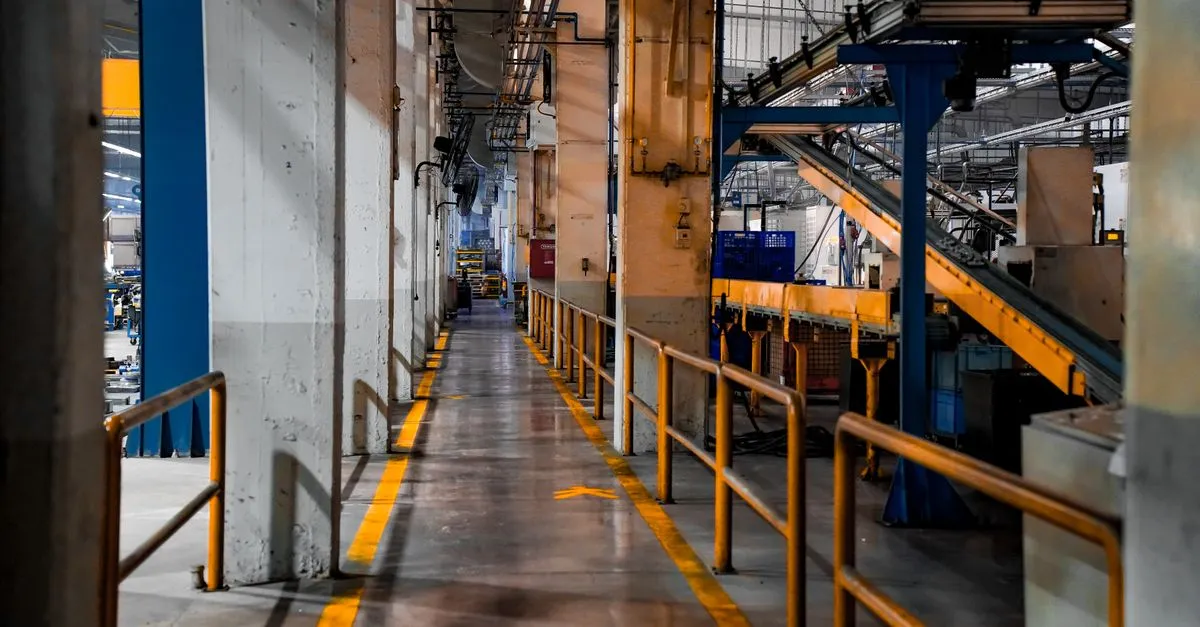 Hệ thống tủ locker thông minh hiện đại trong nhà máy FDI tại Việt Nam, đảm bảo tiêu chuẩn quốc tế về an ninh và quản lý.