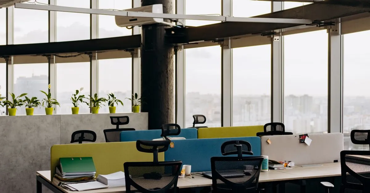 Hình ảnh tủ locker thông minh hiện đại trong không gian văn phòng hot-desking linh hoạt, với nhân viên đang sử dụng hệ thống quản lý.