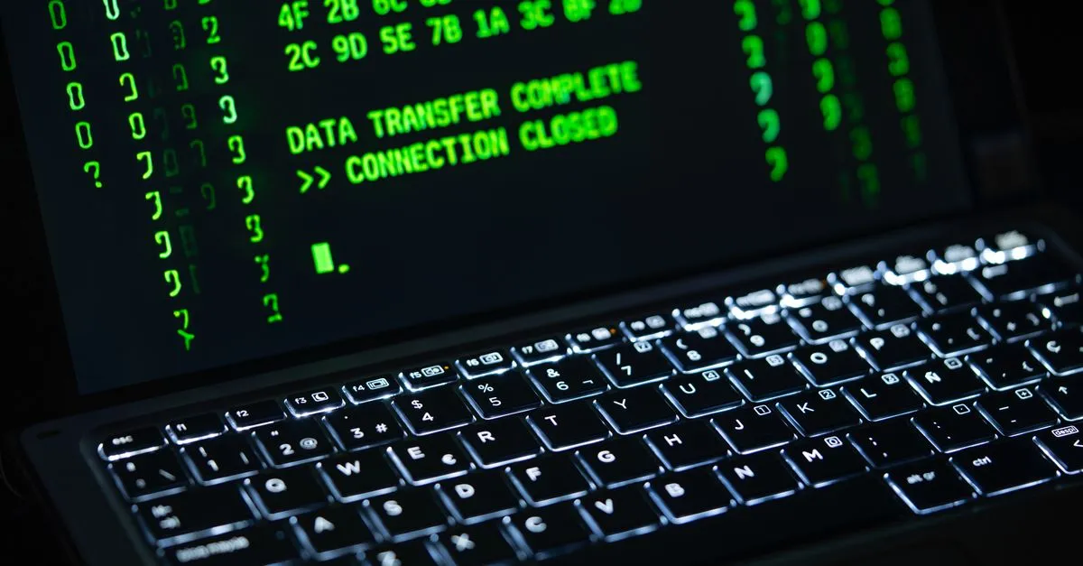 Màn hình bảo mật mạng với tủ locker thông minh IoT được bảo vệ khỏi tấn công mạng