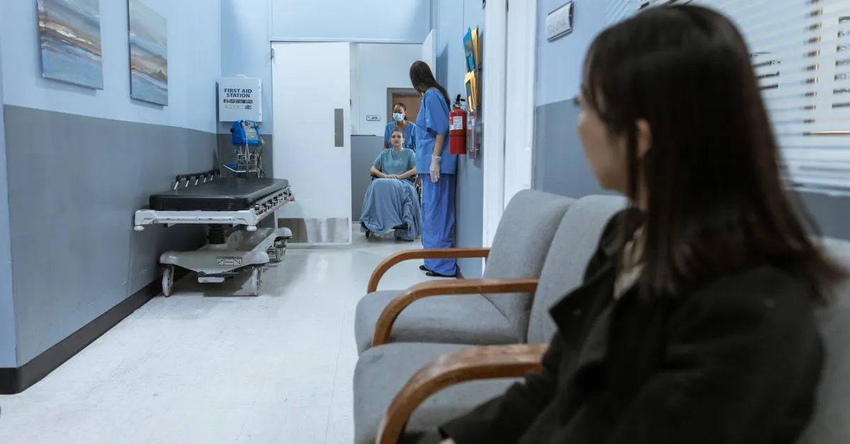 Tủ locker lạnh thông minh màu trắng trong bệnh viện lưu trữ vaccine và dược phẩm cần nhiệt độ lạnh