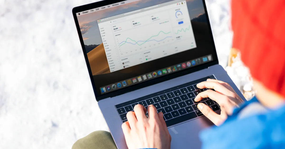 Giao diện phần mềm quản lý tủ locker thông minh trên màn hình laptop và smartphone