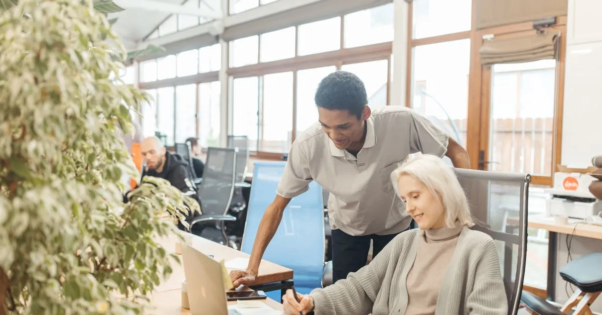 Tủ locker thông minh thanh lịch tại không gian làm việc coworking với freelancer đang làm việc