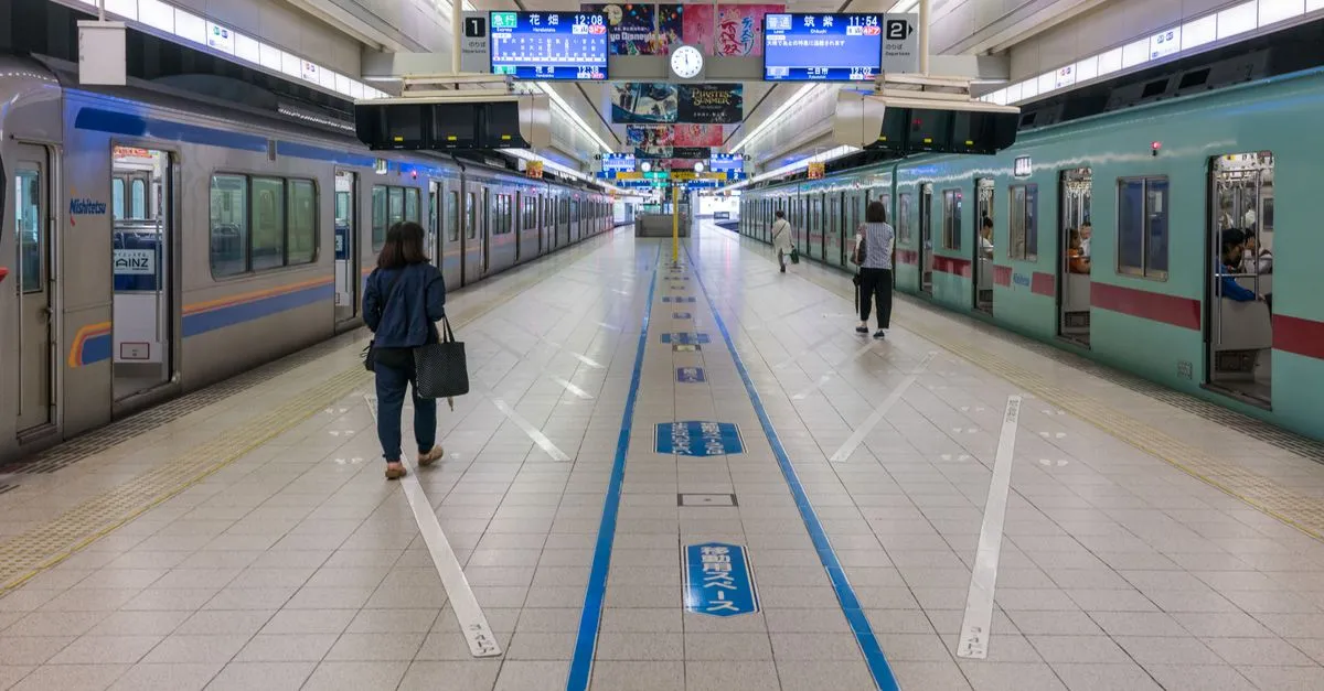 Tủ locker thông minh hiện đại tại ga tàu điện ngầm metro với hành khách đang sử dụng