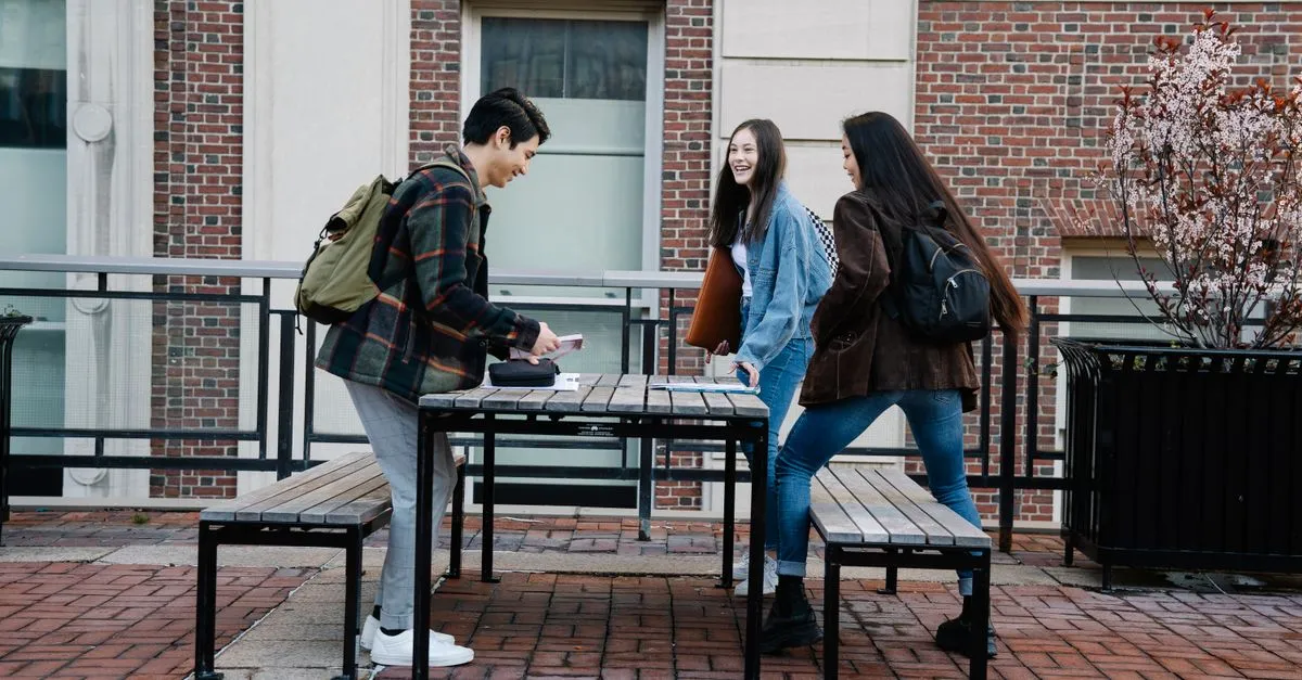 Khu vực locker thông minh tại làng đại học với sinh viên sử dụng thẻ sinh viên