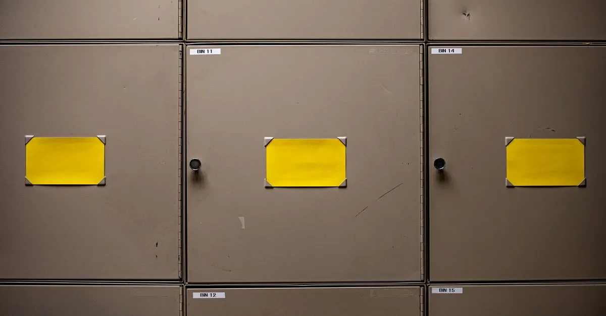 Tủ locker thông minh ngoài trời IP65 màu bạc tại bưu điện chịu mưa và nắng nhiệt đới