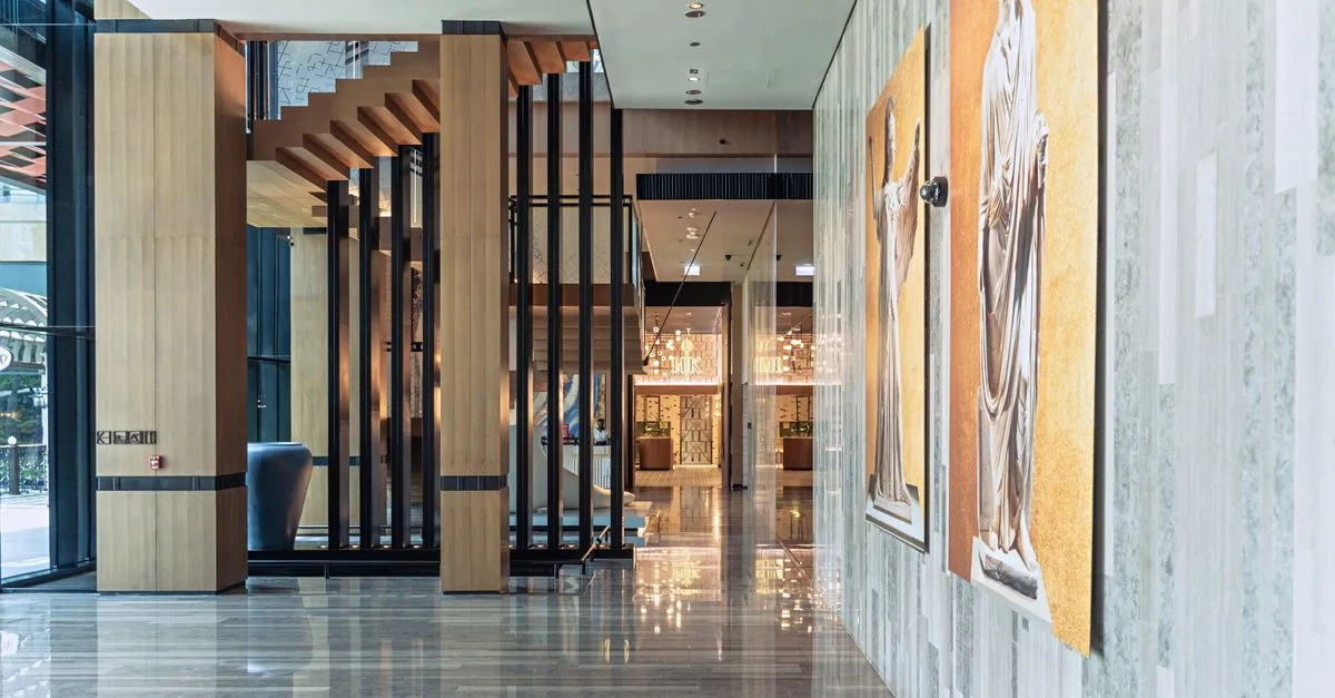 Sảnh khách sạn boutique hiện đại với thiết kế nội thất gỗ và đá sang trọng