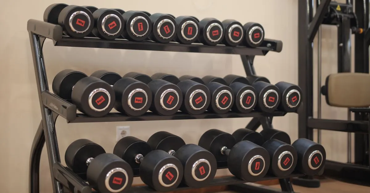 Tủ locker thông minh tại sân tennis với vợt và phụ kiện thể thao được bảo quản an toàn
