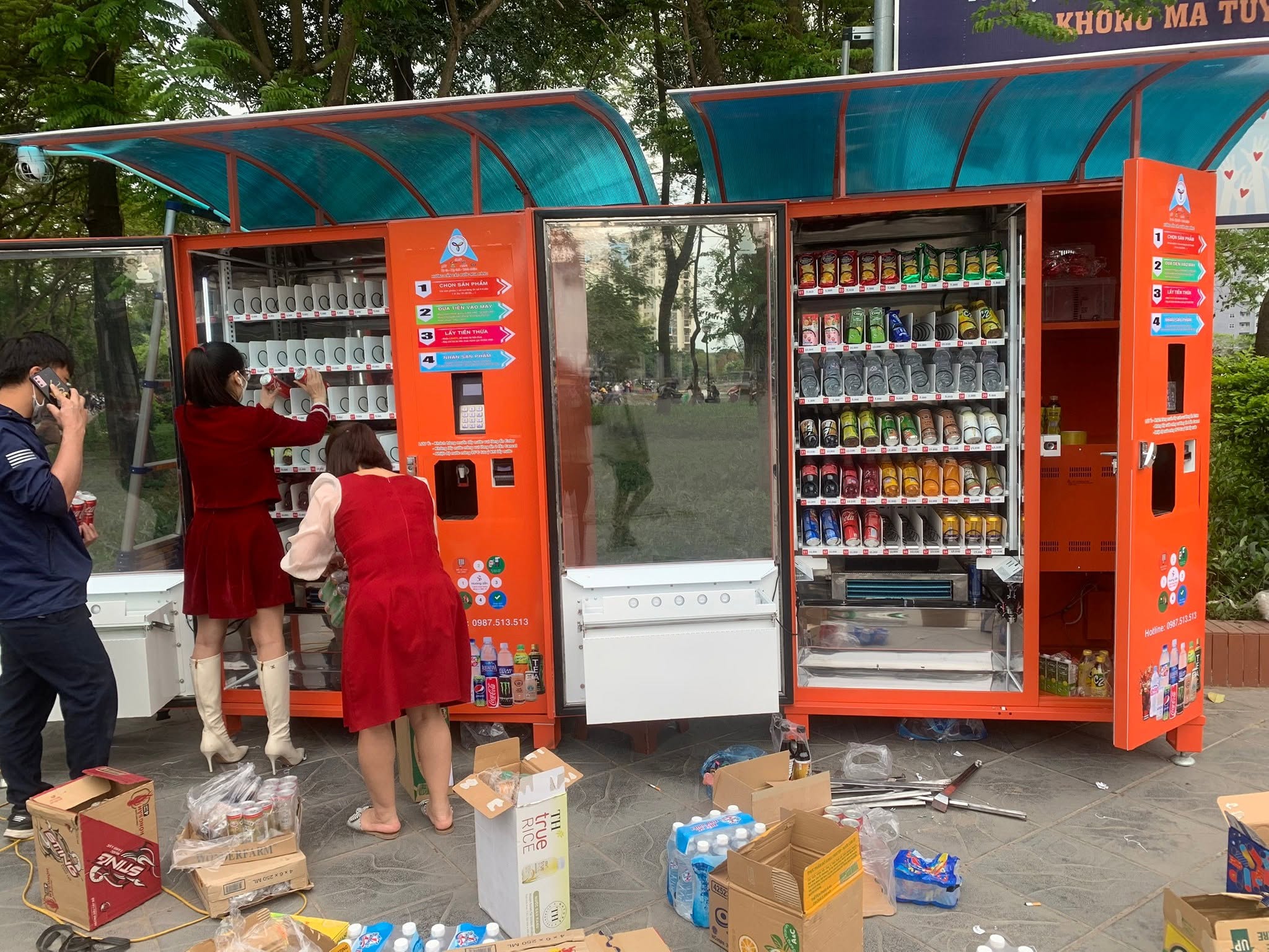 Cơ cấu nhả hàng và khay lò xo khi mở cửa máy bán hàng TSE