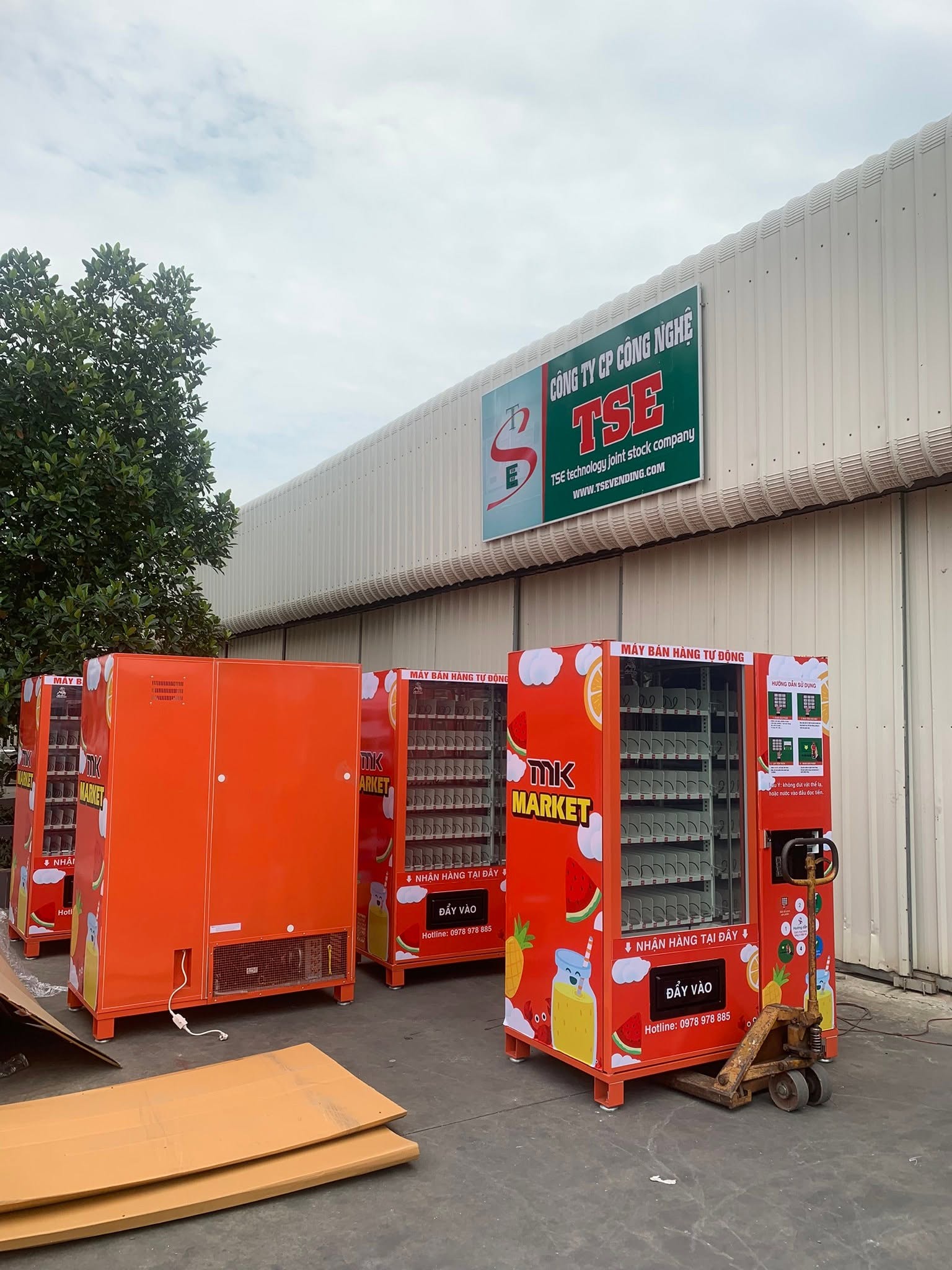 Dãy máy bán hàng tự động thành phẩm trước xưởng TSE