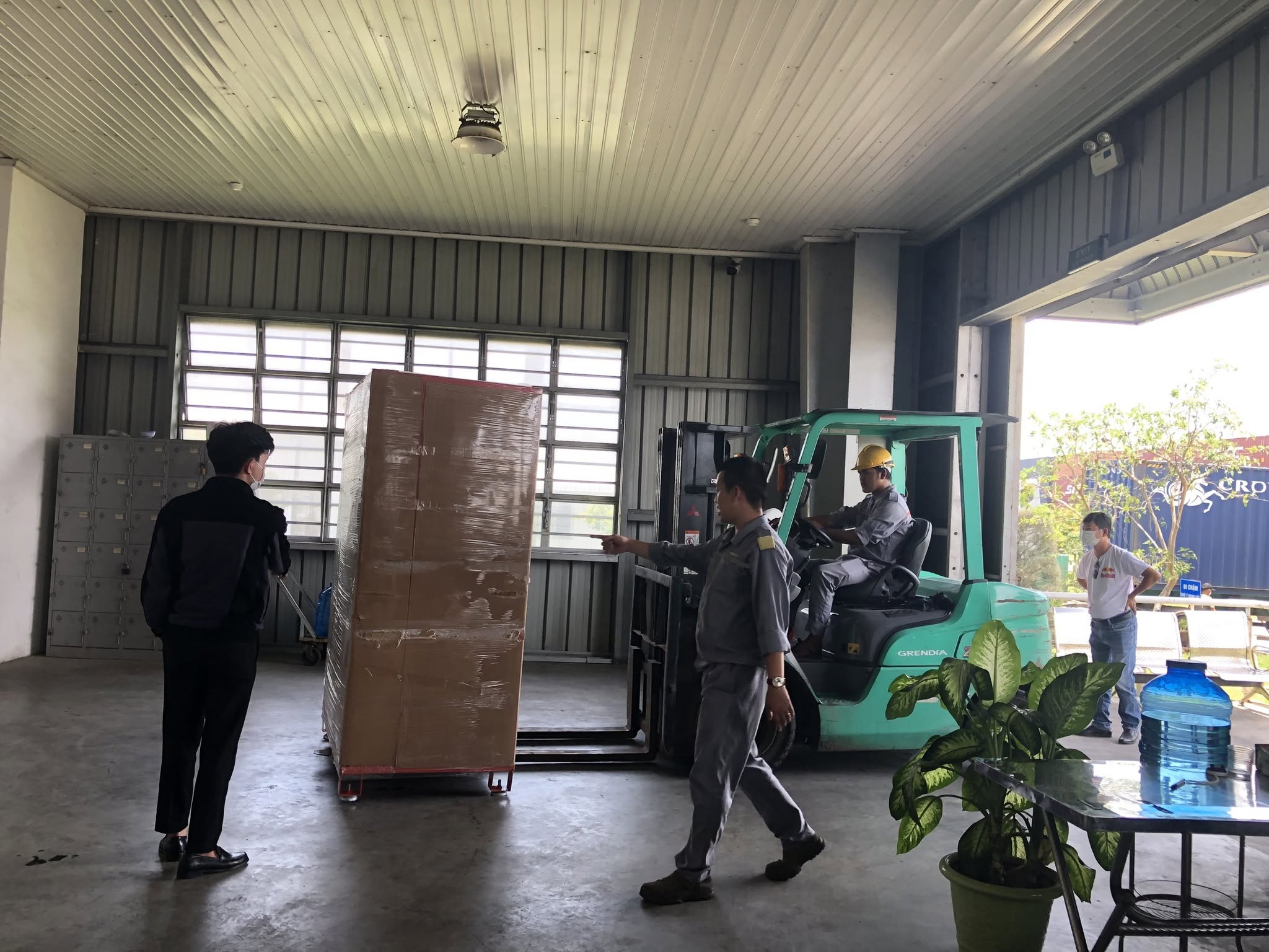 Máy bán hàng quấn màng co, dùng xe nâng xuất kho tại xưởng TSE