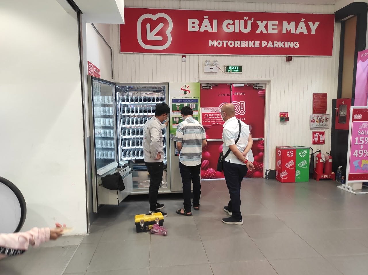 Dàn khay lò xo xoắn bên trong máy bán hàng tự động TSE khi mở cửa