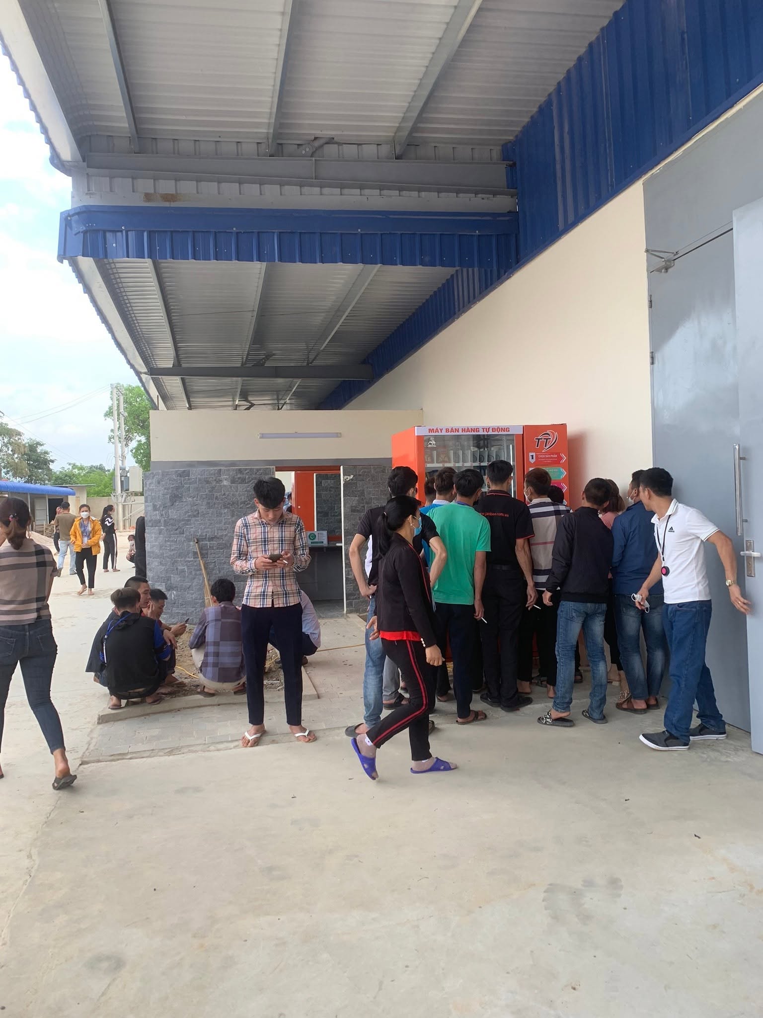 Dãy vỏ máy bán hàng tự động đang lắp ráp trong xưởng khung thép của TSE
