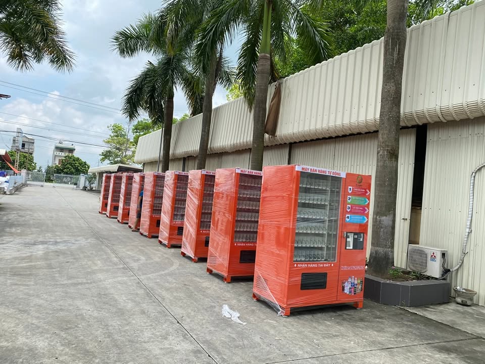 Dãy máy bán hàng quấn màng chờ xuất xưởng