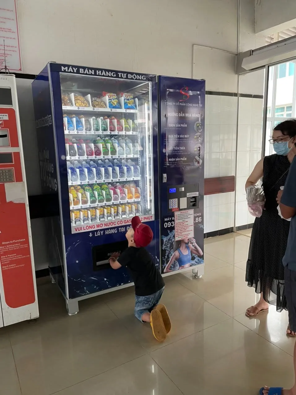 Máy bán snack, đồ ăn vặt tự động — hình ảnh thực tế 2