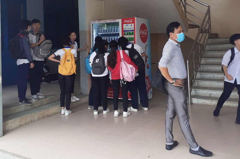 Hệ thống máy bán hàng tự động ở các trường cao đăng đại học Hệ-thống-máy-bán-hàng-tự-động-lắp-trong-trường-cao-đẳng-đại-học