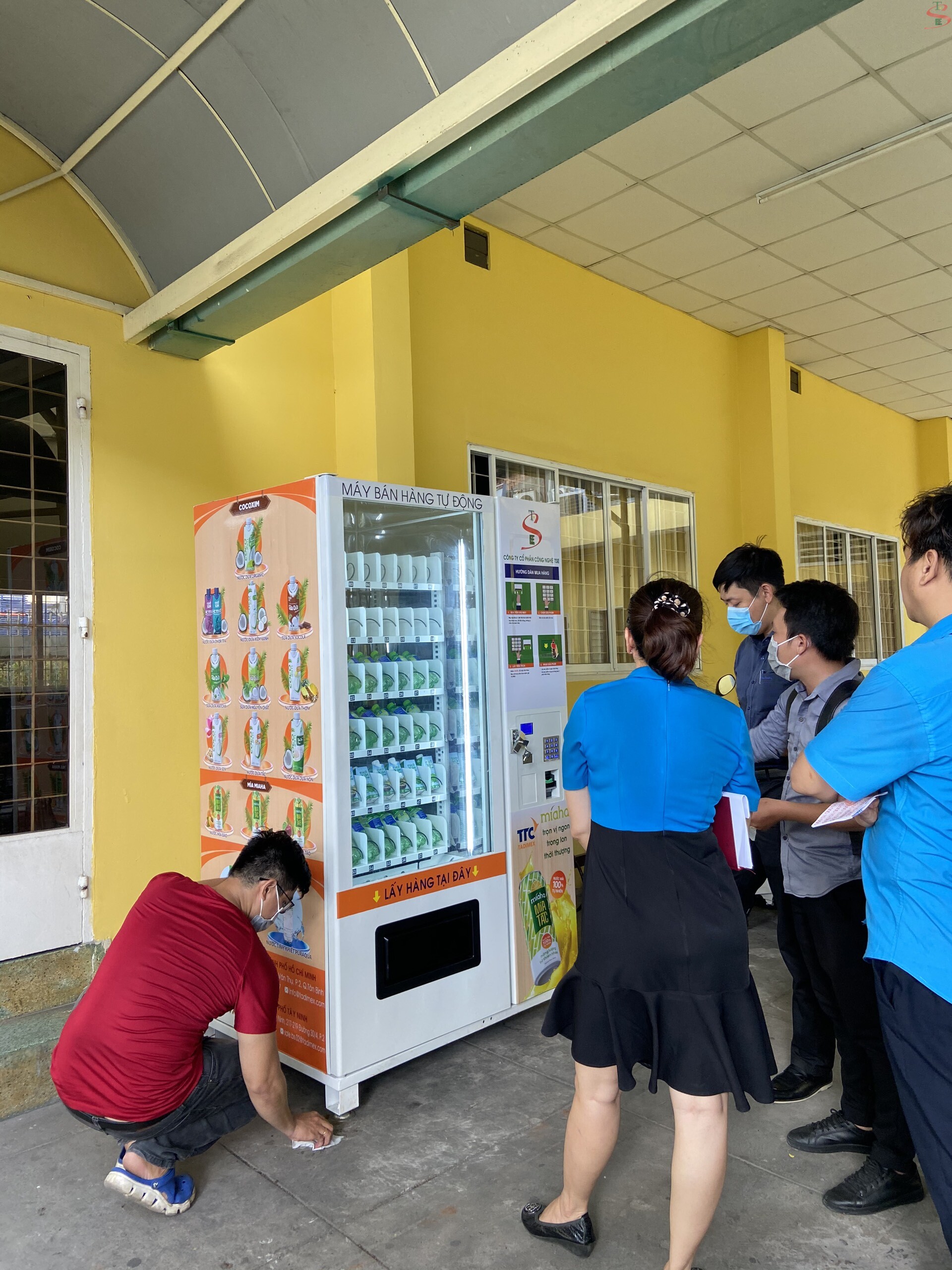 Máy bán nước tự động tại trường học