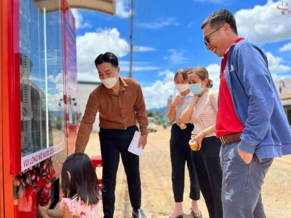Bàn giao máy bán hàng tự động cho Cty TNHH Bá Trai Farm – Lâm Đồng